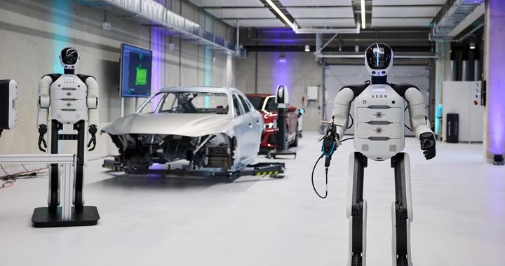 人形机器人“入职”宝马工厂，与人类员工并肩工作