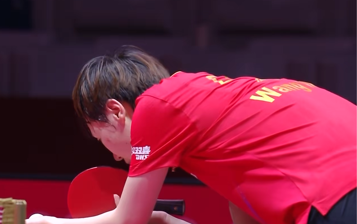 王曼昱4-1韩莹晋级16强!全场66分钟太难缠，打完后满头大汗!|世乒赛|四强|对手|王曼昱|韩莹