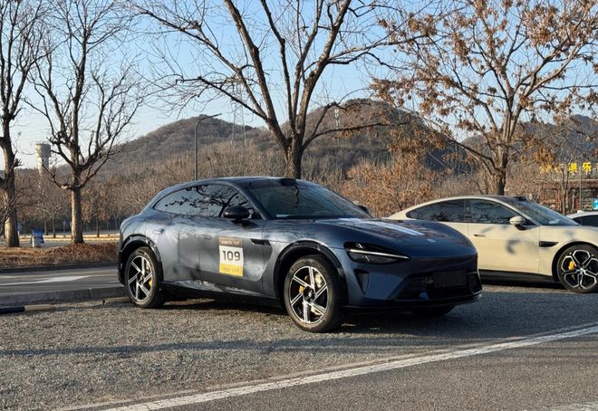 小米YU7无伪装实车曝光，真没有致敬（抄）法拉利，外观能接受么