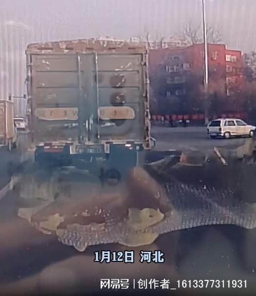 戏精大爷推共享单车碰瓷,大货车转弯撒手摔倒,被行车记录仪拍下讹人红绿灯油门当刹车_订阅