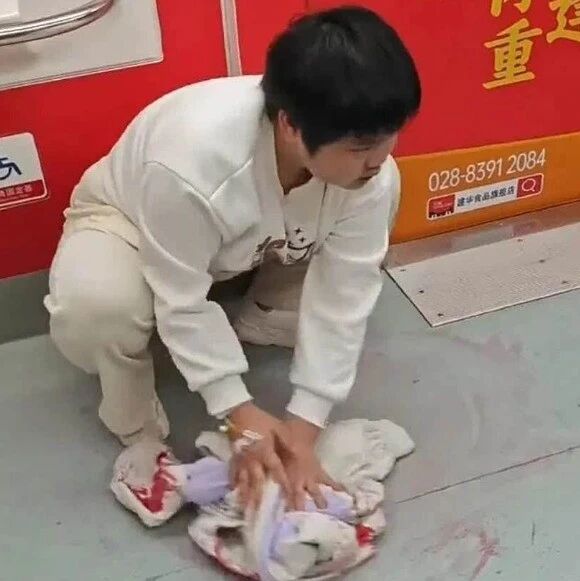 地铁吐血女孩，银行账户暂时被封