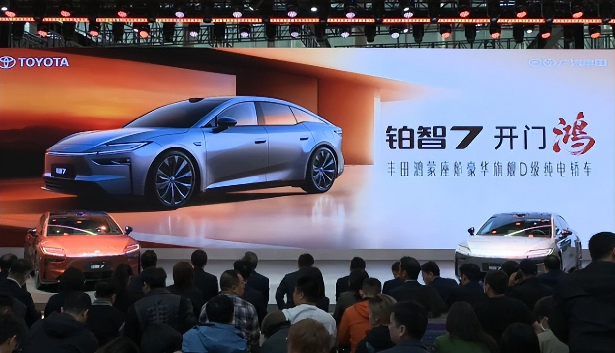丰田铂智7亮相！5米1车长+710公里续航，华为全家桶