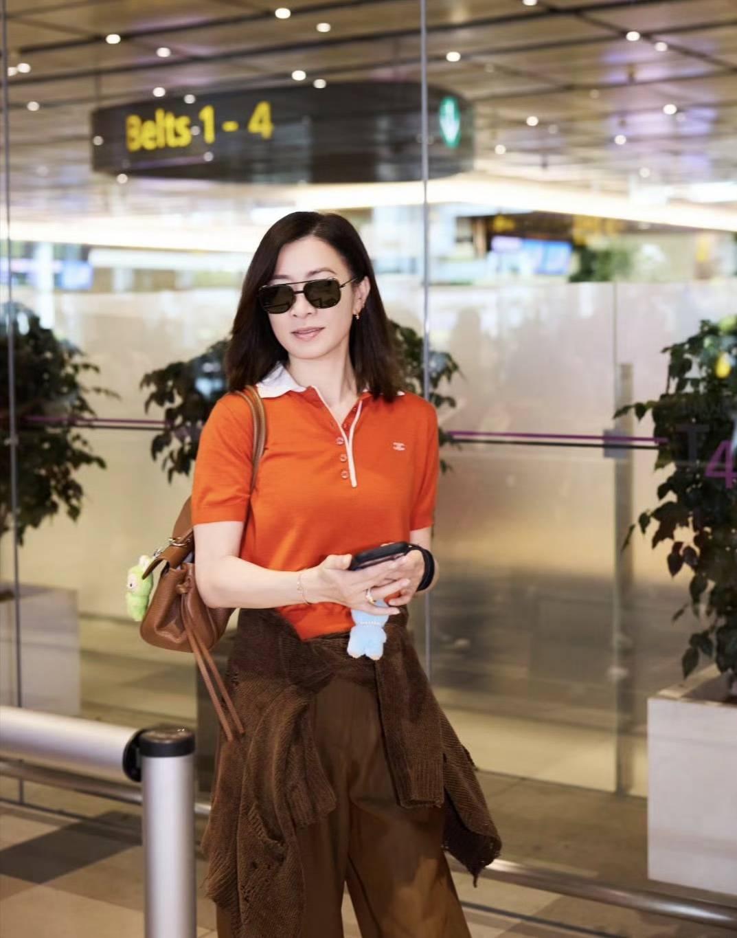 新加坡偶遇佘诗曼！生图下的松弛感，原来港姐的优雅藏在烟火气里