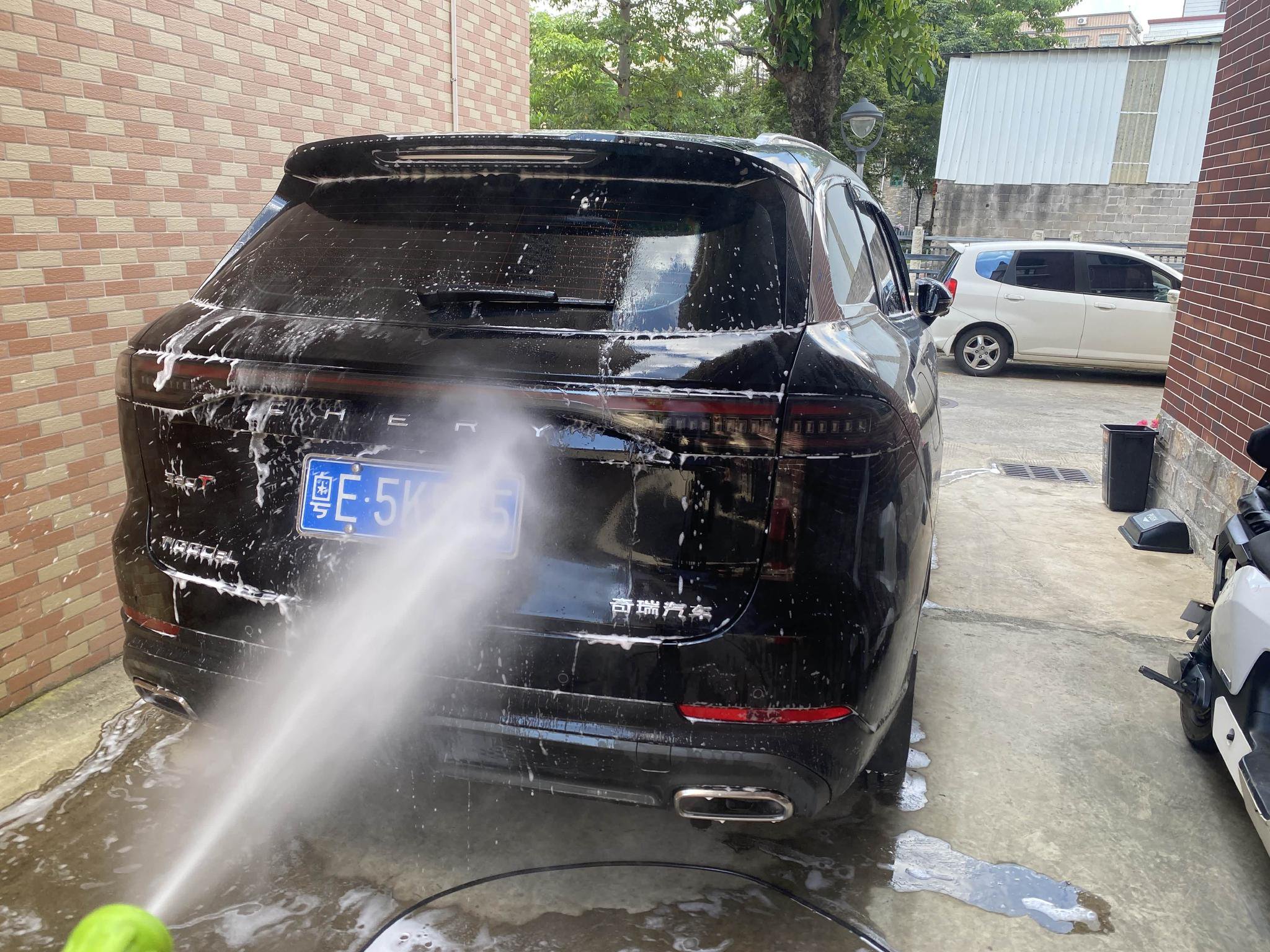 买车后如何自己学会动手洗车_瑞虎8L