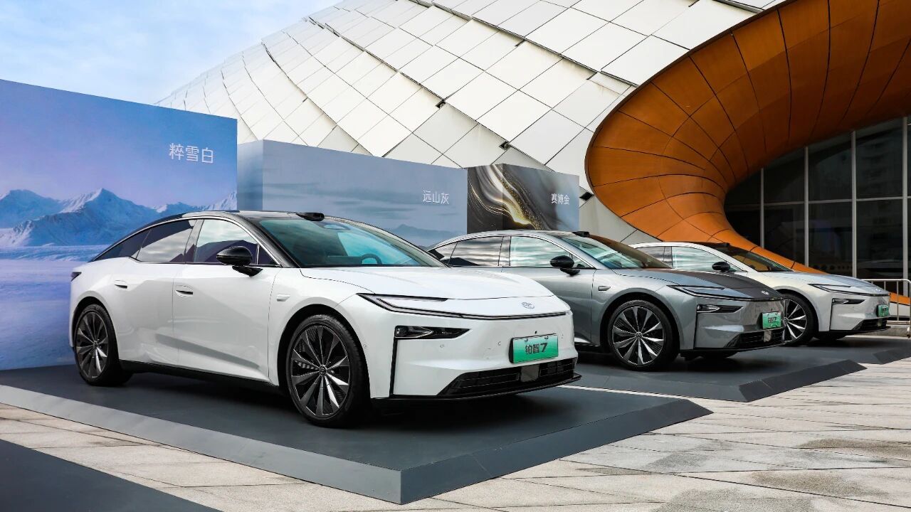 当小米SU7和特斯拉Model 3遇上14.78万的铂智7,热搜第一换了主人