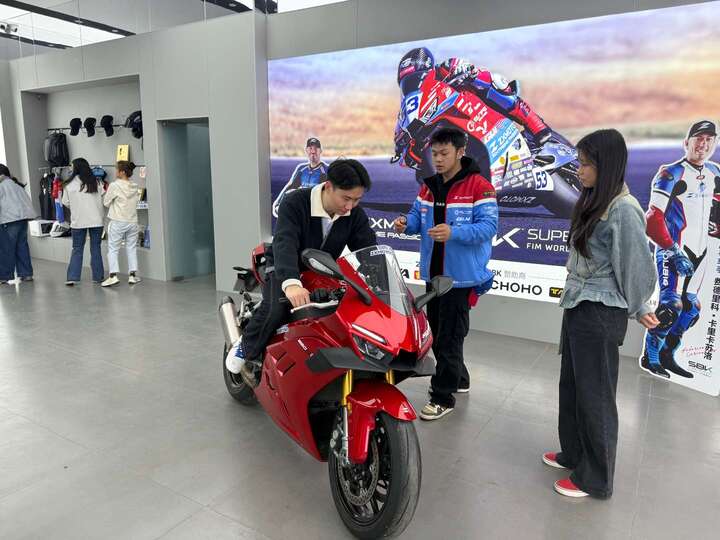 中国摩托登顶世界赛场 九龙坡智造加速崛起 九龙坡张雪机车直营店迎来客流爆发