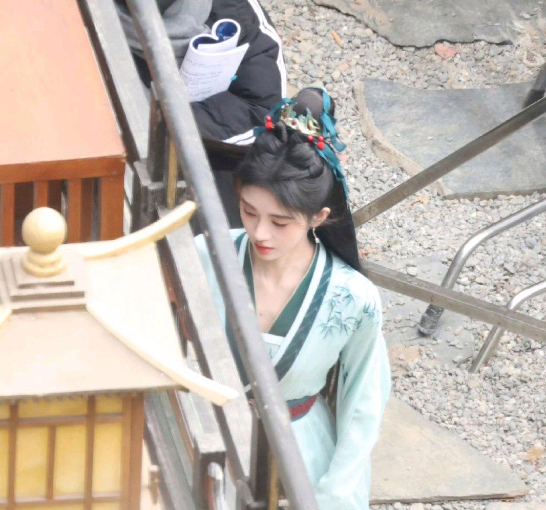 鞠婧祎和宋威龙在《千香引》剧组路透