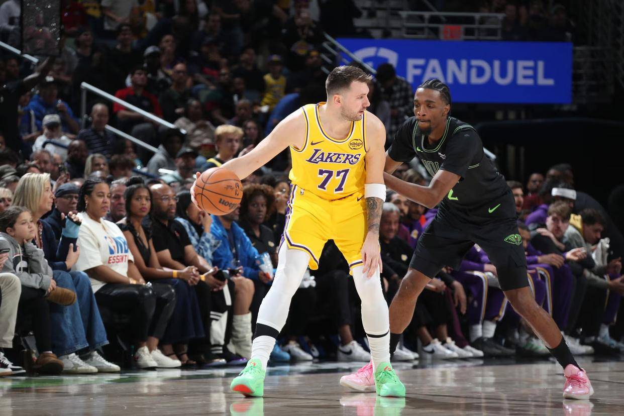 詹姆斯30+8+8创两大NBA历史第1神迹，湖人豪取3连胜！东契奇30+10，墨菲42+5+6记3分创纪录