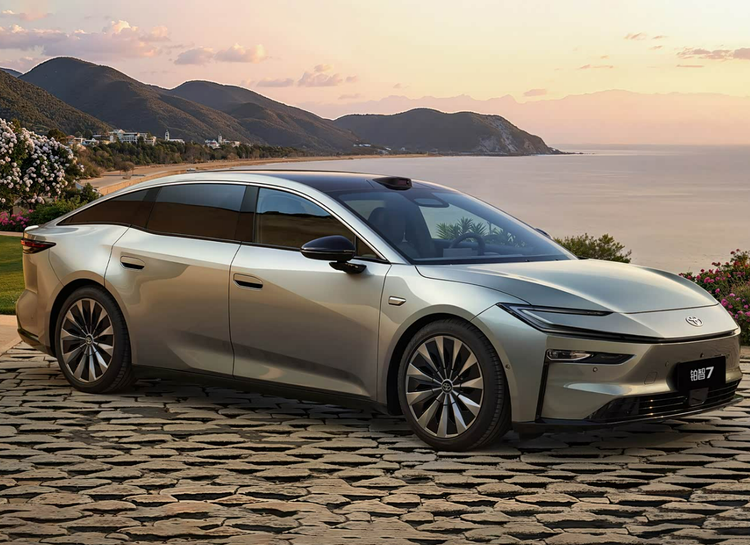 14.78万买丰田纯电旗舰?铂智7带着鸿蒙座舱双腔空悬杀过来了