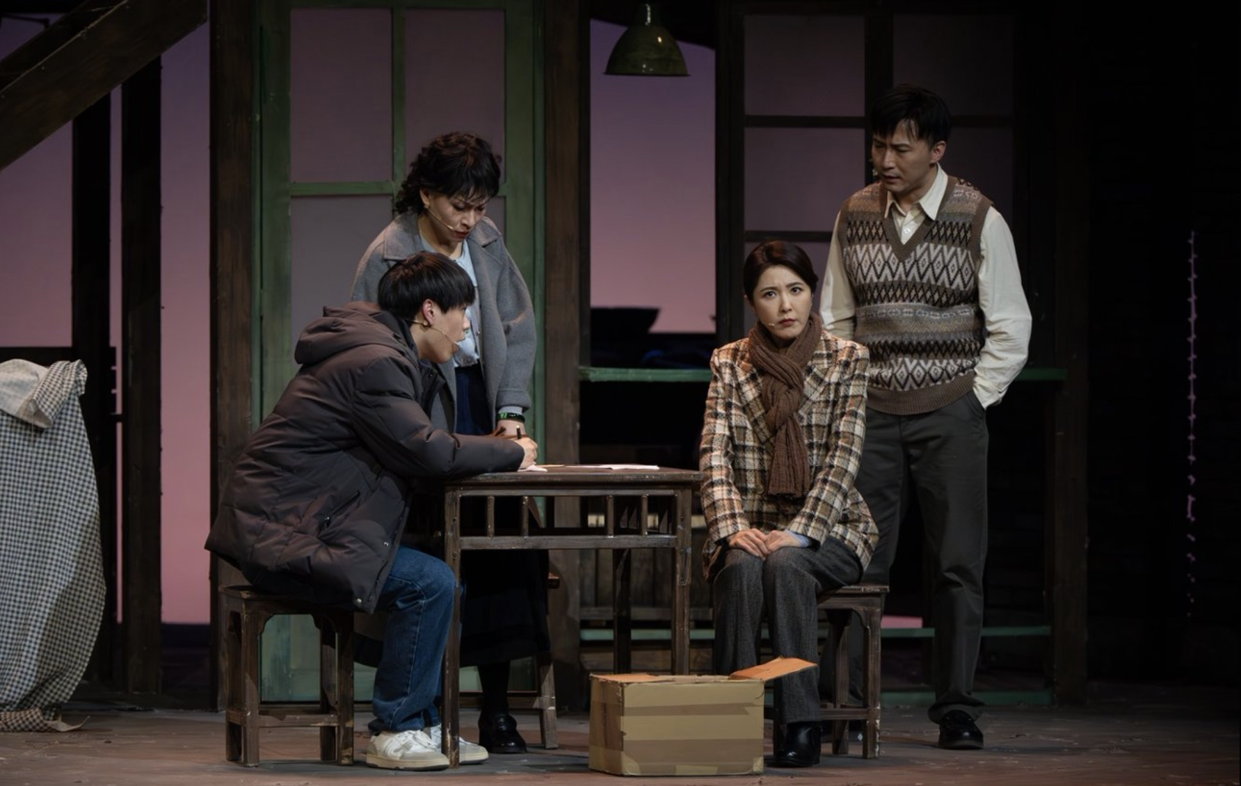 曾黎重返话剧舞台演《寻味》，主创走心分享家国暖心事