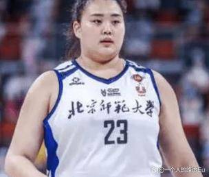 18岁小将张子宇本场比赛的正负值，全队最高，她替补出战18分43秒，15投10中，砍下20分和11个篮板
