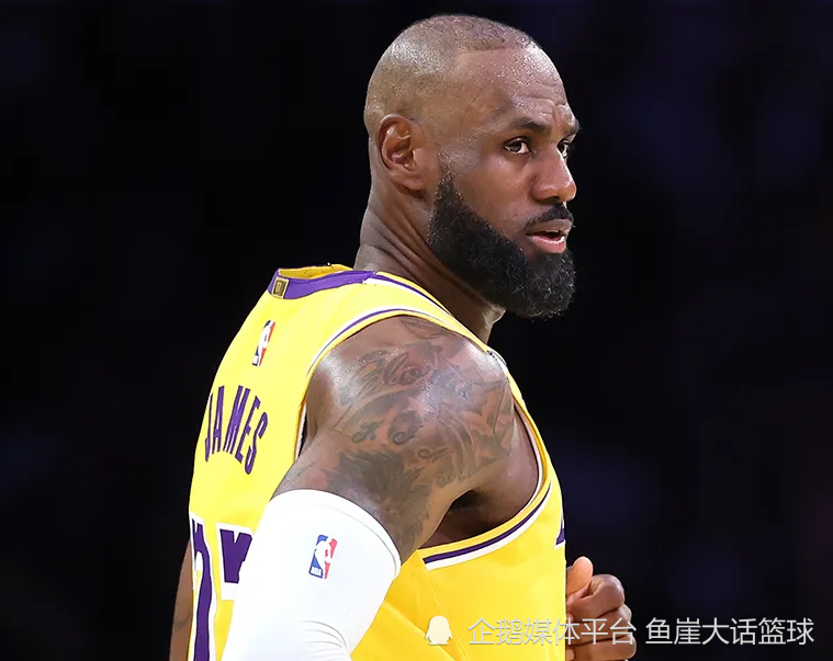 湖人大胜！老詹21+10+12创纪录，里夫斯19分12罚，布朗尼10中2+2失误