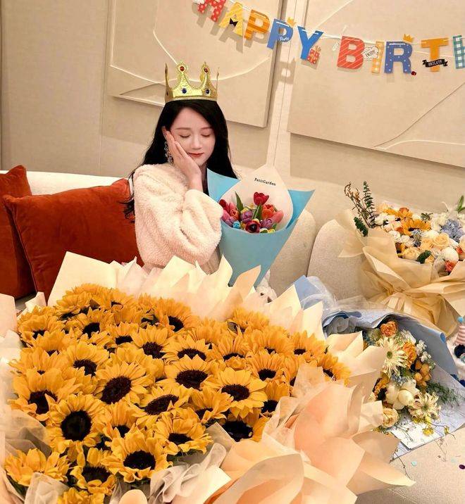47岁陈乔恩庆生照曝光，满屏鲜花仪式感满满，状态冻龄好似少女