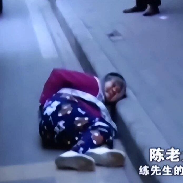 深圳，78岁老太太摔倒后大喊“我不会讹人”，谁知好心司机垫付2000元医药费后，老太太的一句话让司机彻底崩溃