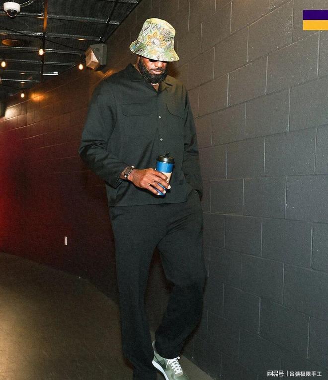 詹姆斯达成三双，湖人轻取联盟倒数第二的奇才，扣篮扣到手抽筋