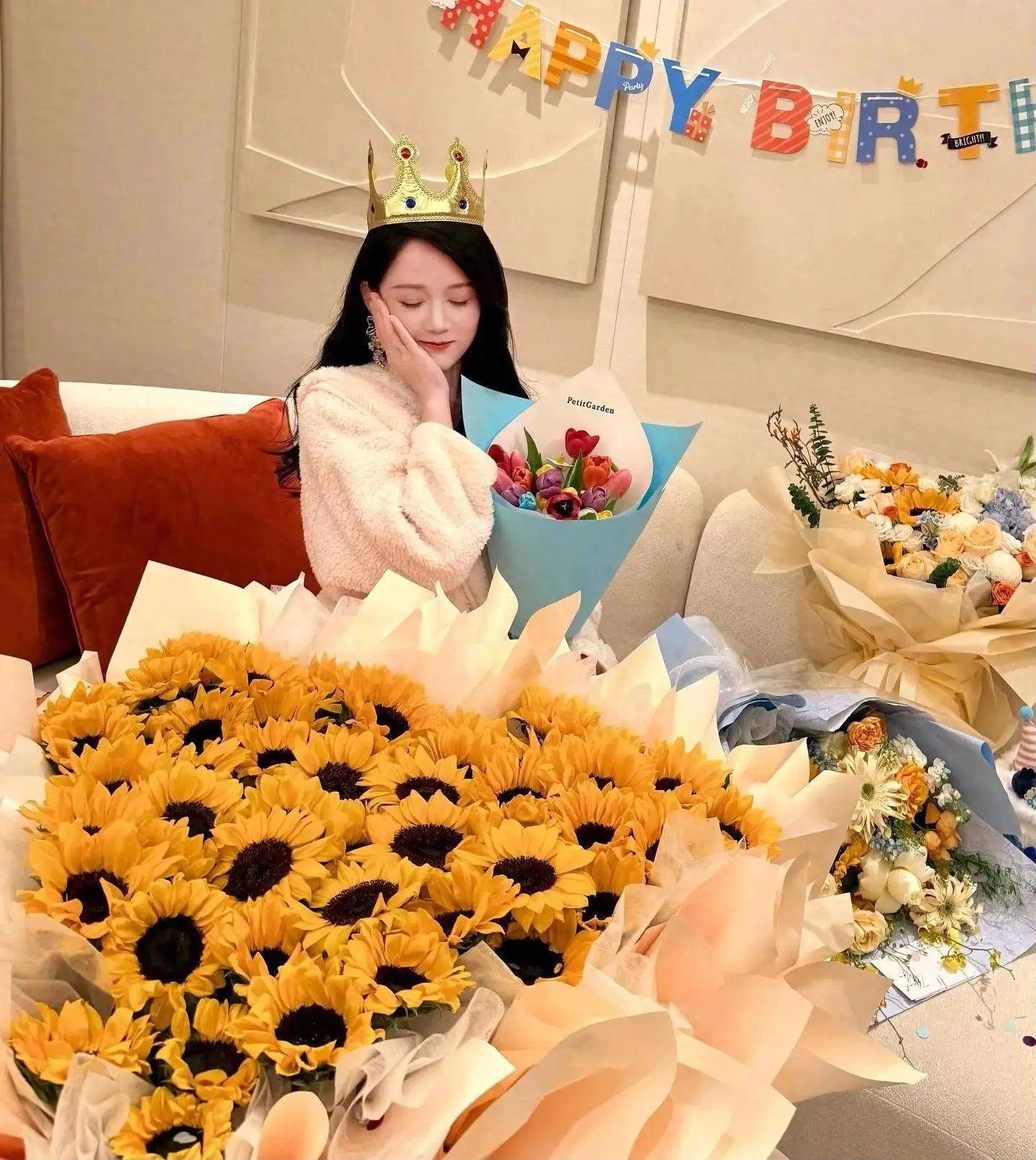 47岁陈乔恩庆生照曝光，满屏鲜花仪式感足，状态冻龄似少女