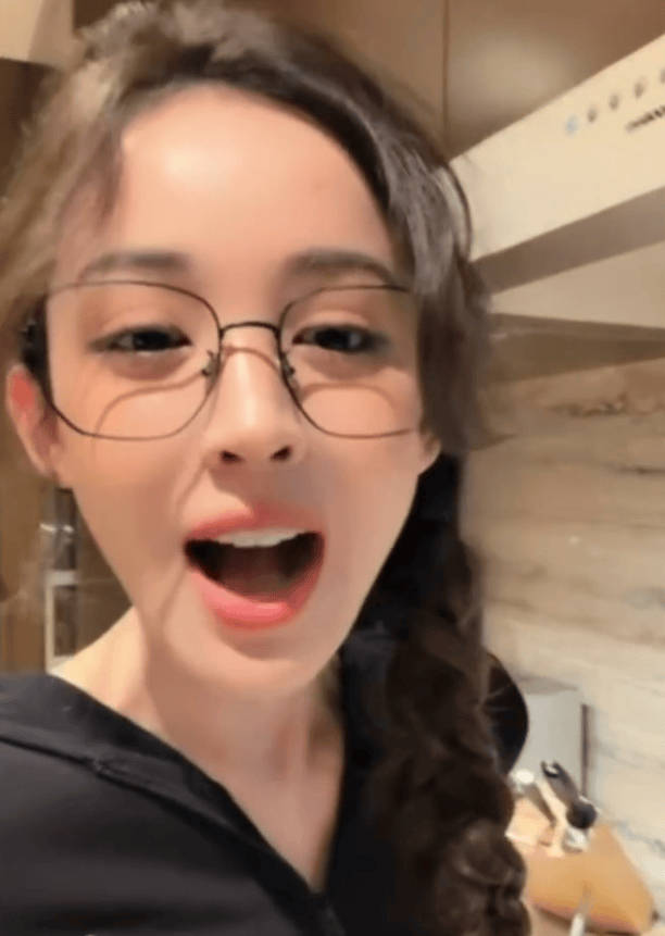 娜扎对于正“贴脸开大”调侃其和张慧雯新剧演夫妻