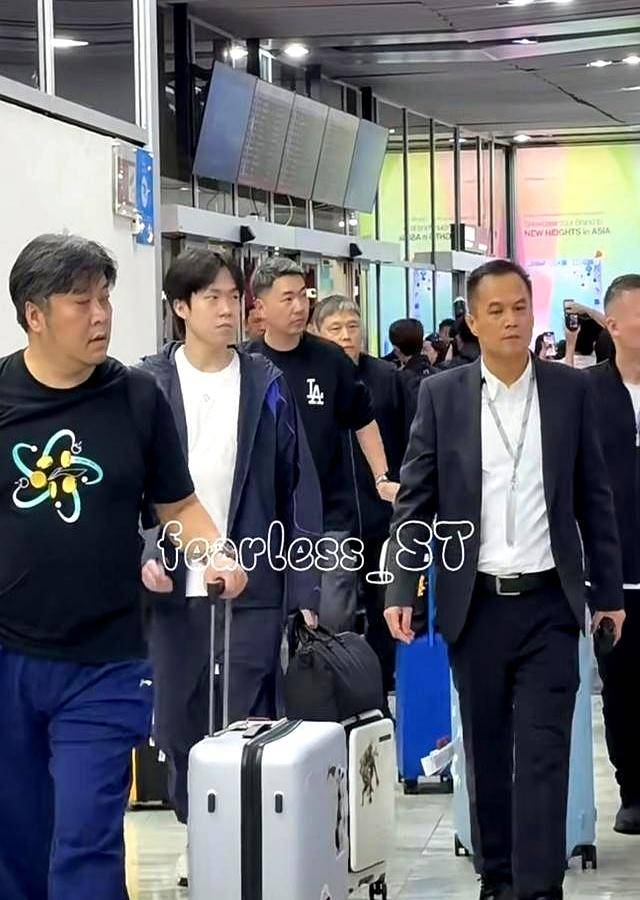 国乒抵达澳门，孙颖莎笑的开心，王曼昱徐奕一起，王楚钦孙逊同框，王楚钦王曼昱分别同框引关注