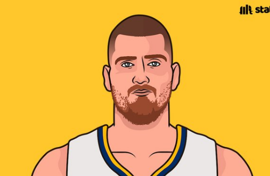 约基奇本赛季27.9+12.9+10.8，他上个MVP赛季26.4+12.4+9