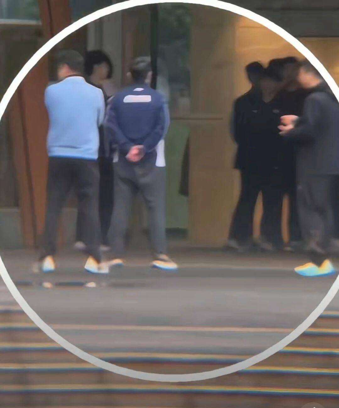 国乒封训晨会！王楚钦独穿羽绒服