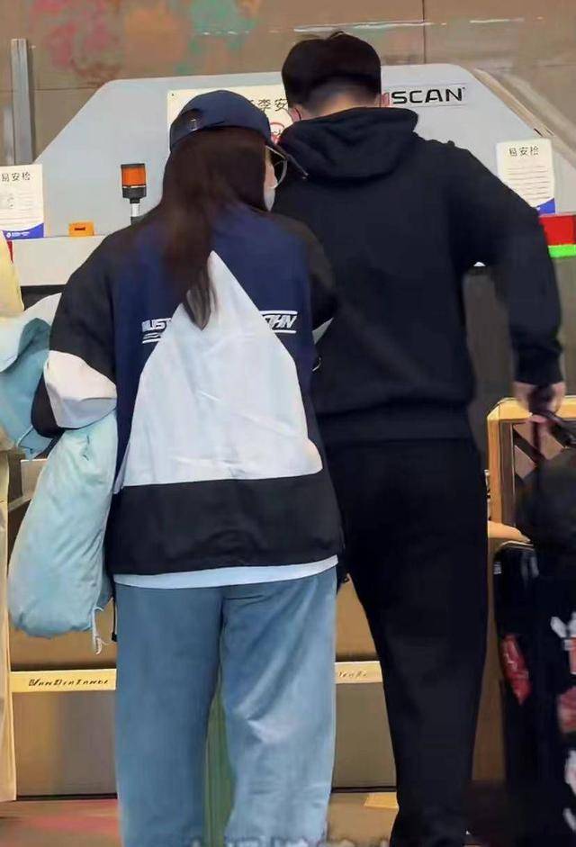 阚清子产后一个多月复工,老公陪伴其现身机场,前往长沙录制浪姐