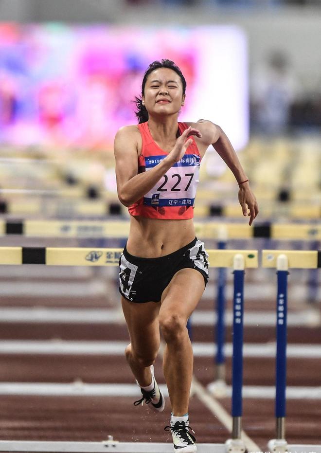 田径新女神！被赞少女版刘翔，技术更像苏炳添，长相甜美走红网络