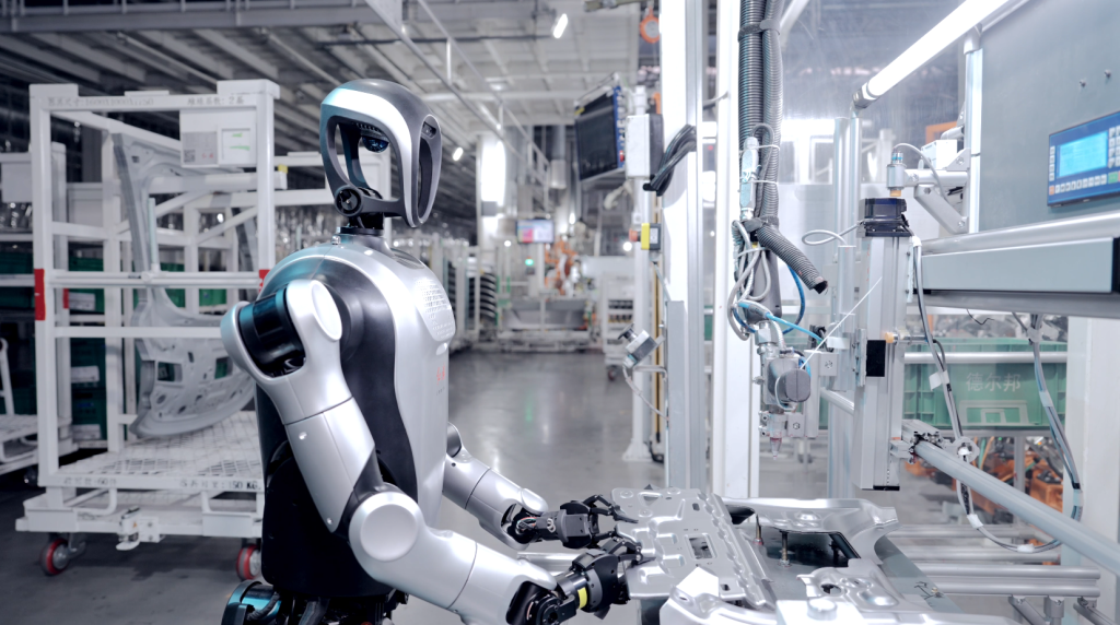 “夸父”在一汽红旗工厂执行配件涂胶上料任务。受访者供图