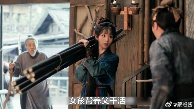 女孩力大无穷帮忙搬货，差点误伤师父和养父