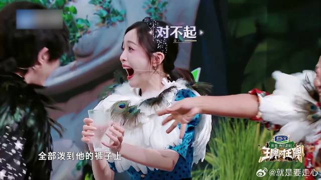 还是吴宣仪狠，上来就往华晨宇尴尬部位泼，笑疯宋小宝！