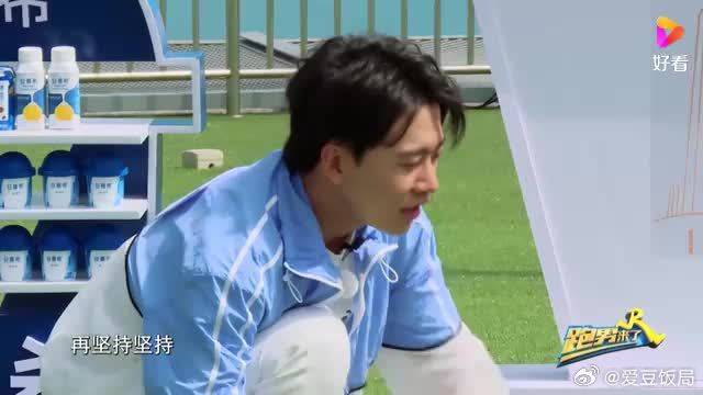 郑恺给白宇做运动放松，全程惨叫声不断，恺哥还是专业的
