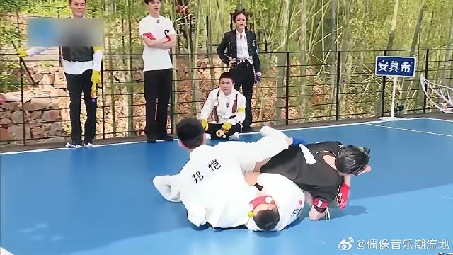 郑恺被沙溢锁住，为了抢到凳子，也是拼了老命了！