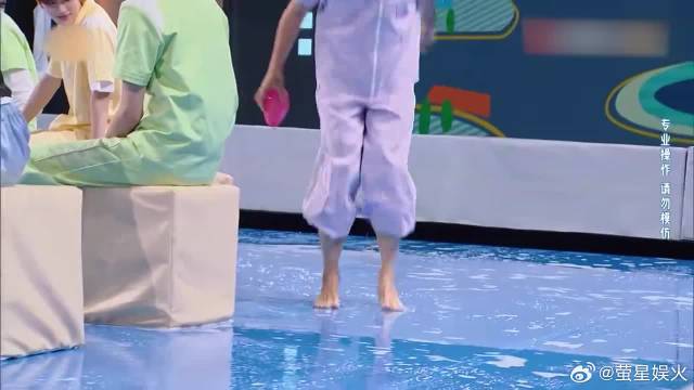 黄子韬追杨迪，哪料刚起身就摔了屁墩，丞磊都快笑疯！