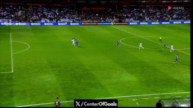 小将帕莱斯特拉在禁区线前倒地！VAR短暂的介入后并没有生格成红牌！