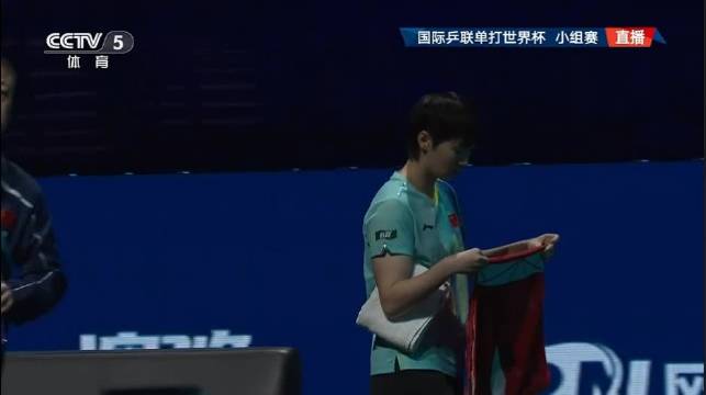 王曼昱对阵阿库拉的比赛马上开始