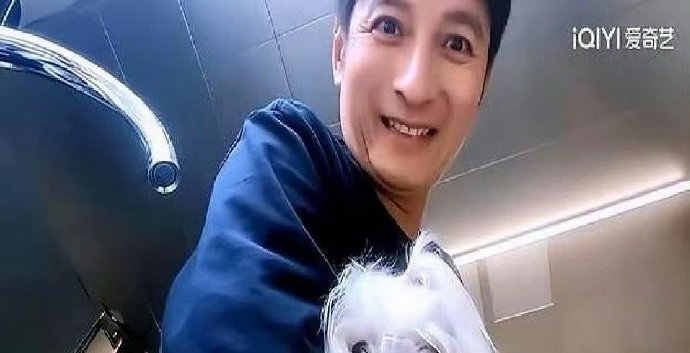 李维嘉的家庭经历和职业生涯是如何影响他这种豁达的人生观的？