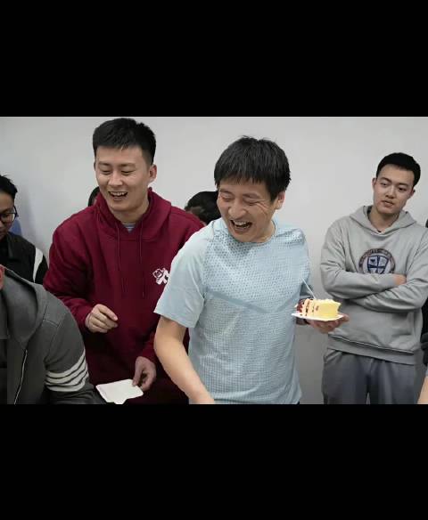 武亮承诺保留张雪峰账号视频，深情发文忆兄弟情