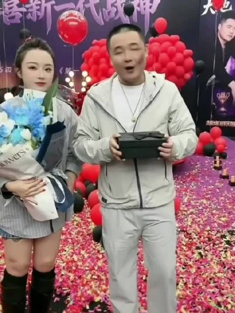 大地把冠军奖励保时捷送给大哥方丈，方丈不要，老葛建议送给嫂子杜凤！