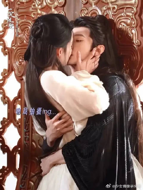 放送一条珍贵影像，谁能不为这张力拉满的壁咚吻沦陷