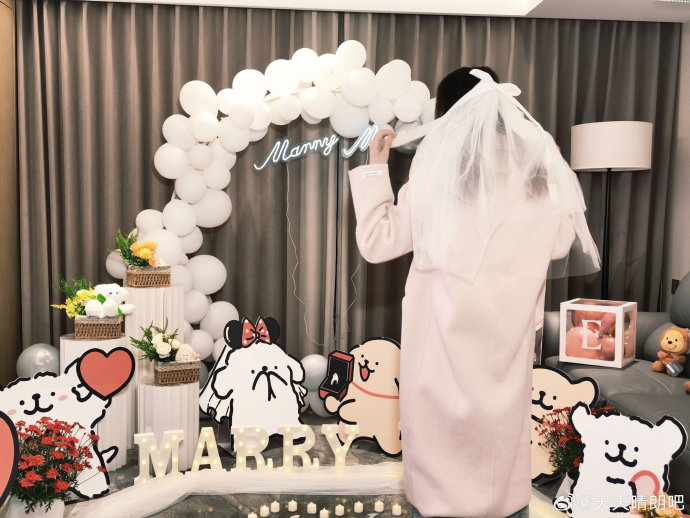 《I Do》MV中霍华德城堡的求婚场景具体是如何设计的？