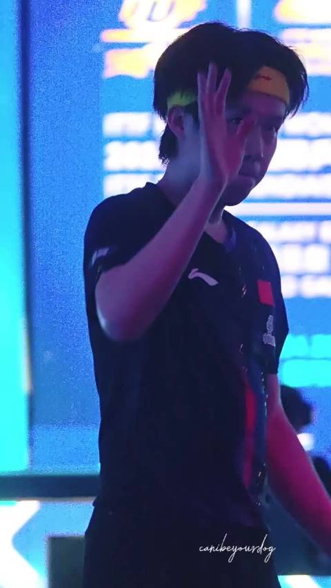 王楚钦下班，和观众挥手打招呼，楚钦喜欢澳门的一切，希望你世界杯圆梦