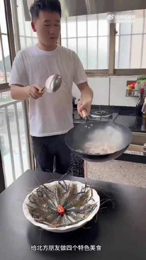 我在他家楼下卖食用油，今年提了保时捷