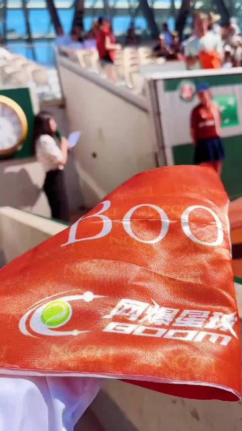 郑钦文罗兰加洛斯赛场拼搏获全场掌声