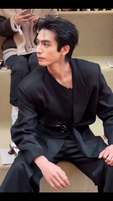 宋威龙黑风衣背头造型亮相VOGUE，熟男魅力十足