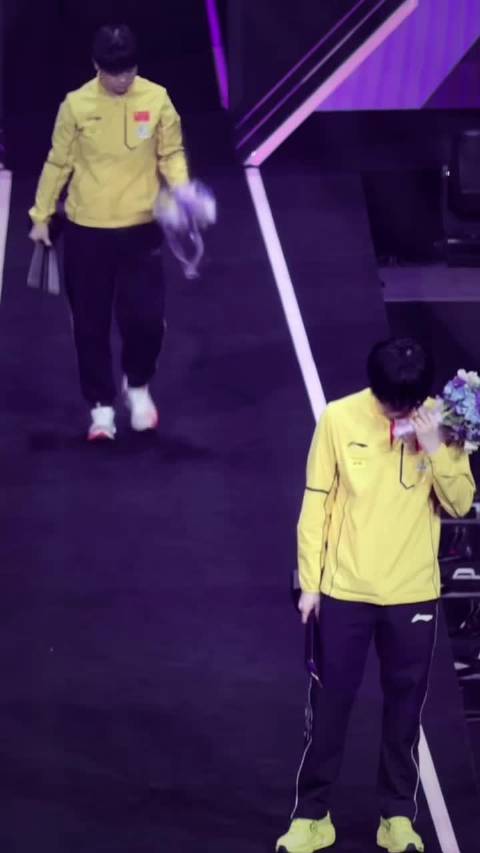 孙颖莎王楚钦重庆重逢，愚人节团建引关注