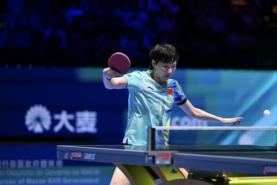 稳！王曼昱3-0横扫阿库拉，小组第一晋级，怪胶考验轻松过关