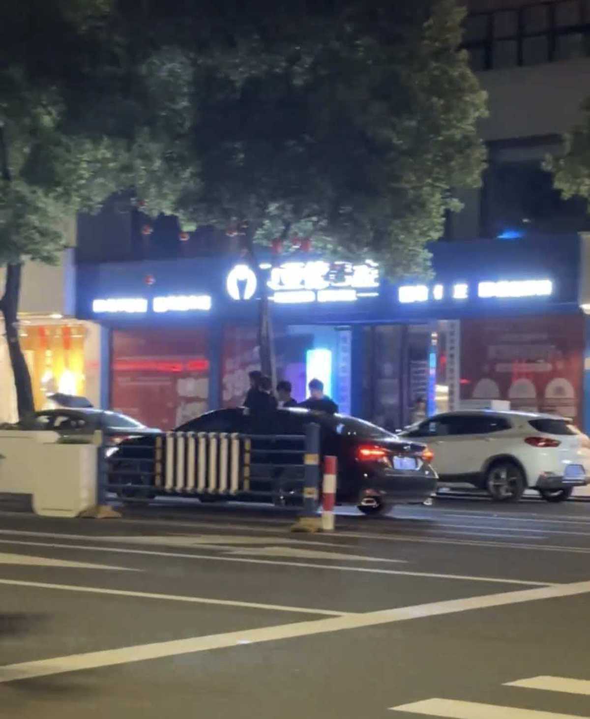 四男子扒在行驶的宝马车外“招摇过市”？信阳交警：已接到举报，正调查处理