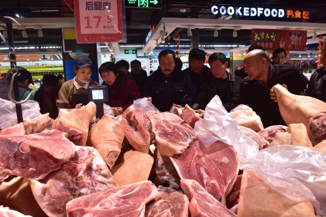 河北新乐市市民在当地一家超市选购猪肉。新华社资料图