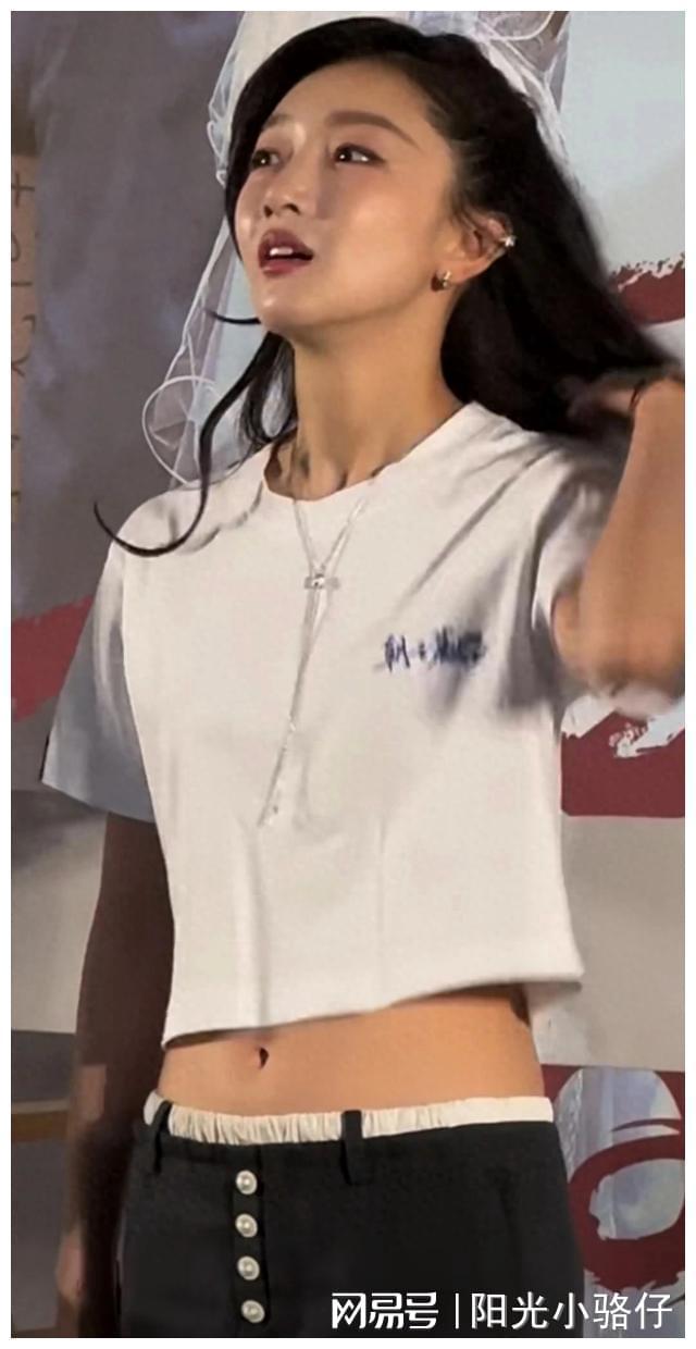 周冬雨新片首映礼惊艳亮相，露脐装秀出好身材，面相变化引发热议