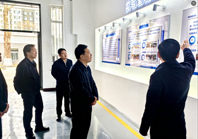 ▲奇·达楞太考察中国农业机械化科学研究院集团农业工程实验室