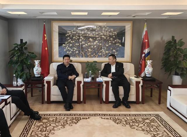 ▲奇·达楞太与中国亚洲经济发展协会常务副会长夏红灿等就招商合作事宜进行深入洽谈